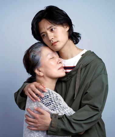 　演劇「４０００マイルズ～旅立ちの時～」に主演する岡本圭人（右）と祖母役を演じる高畑淳子
