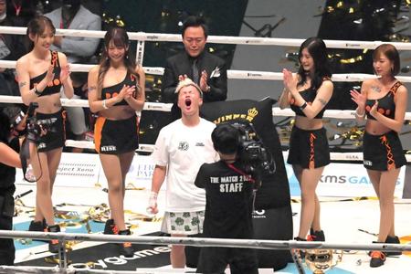 那須川天心を祝福するラウンドガール＝６月１９日