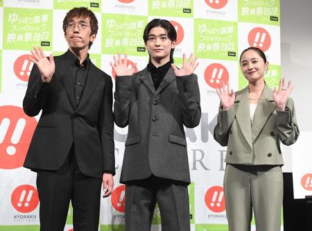 ニューウェーブアワードを受賞し笑顔の荒木哲郎監督、高橋文哉、堀田真由＝東京・スペースＦＳ汐留（撮影・金田祐二）