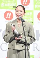 　笑顔で受賞の喜びを語る堀田真由＝東京・スペースＦＳ汐留（撮影・金田祐二）