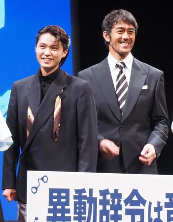 映画「異動辞令は音楽隊！」の完成披露試写会に出席した阿部寛（右）と磯村勇斗＝東京・内幸町、イイノホール