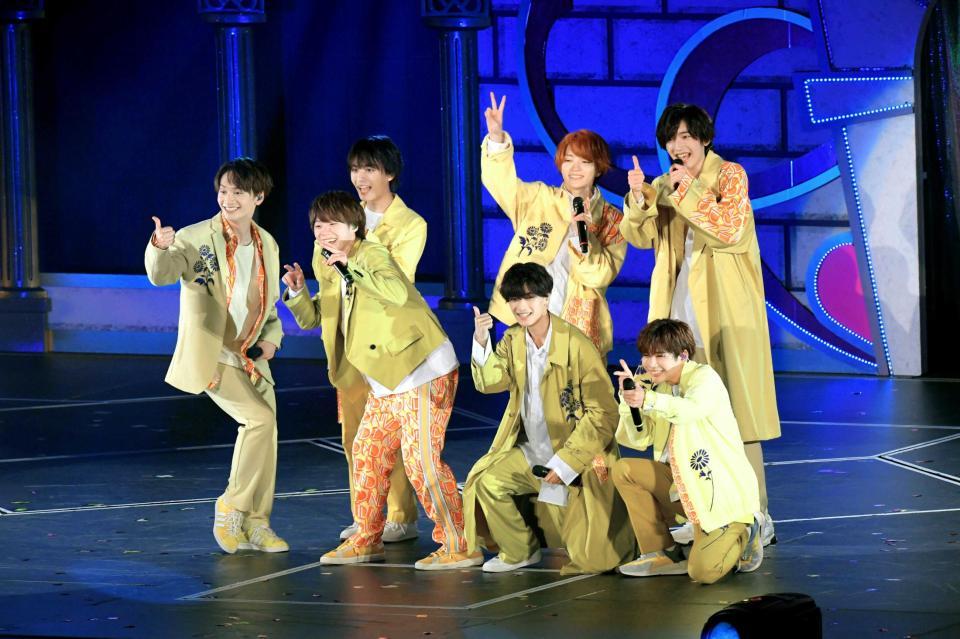 　客席に向かって笑顔でポーズを決めるなにわ男子（撮影・吉澤敬太）