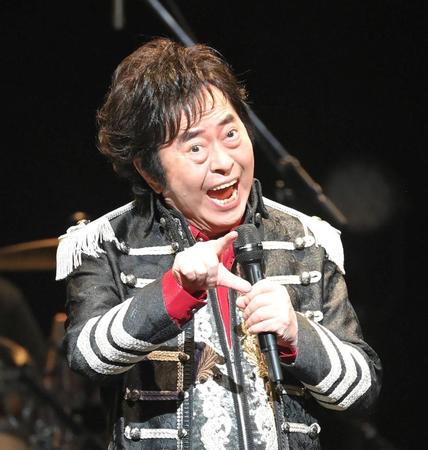 　ファンの前でＺポーズを決める水木一郎（撮影・高部洋祐）