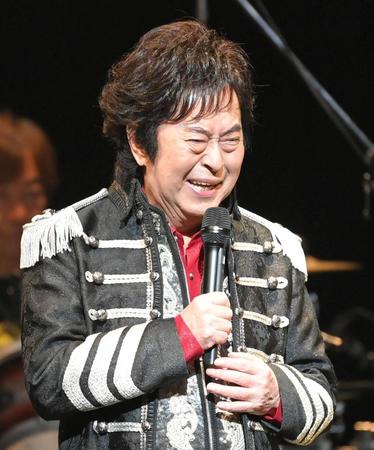 　集まったファンに感極まった表情を見せる水木一郎（撮影・高部洋祐）