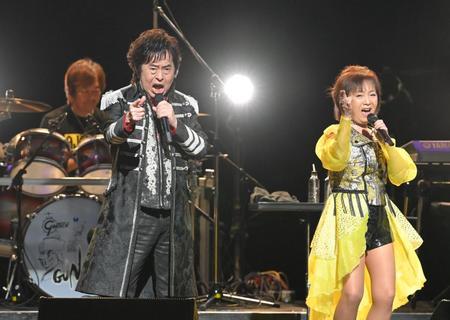 　「たたかえ！ガ・キーン」を熱唱する水木一郎（左）と堀江美都子（撮影・高部洋祐）