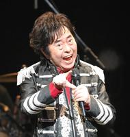 　ファンの前でＺポーズを決める水木一郎（撮影・高部洋祐）