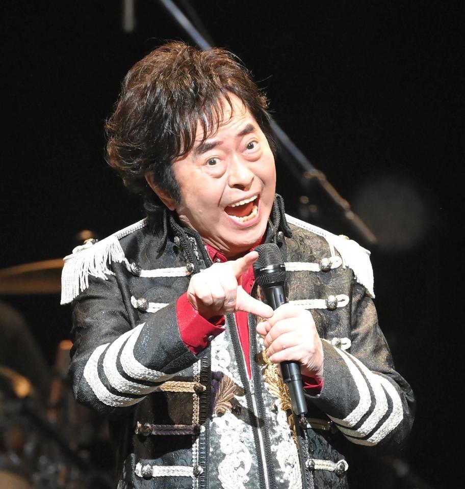 　ファンの前でＺポーズを決める水木一郎（撮影・高部洋祐）