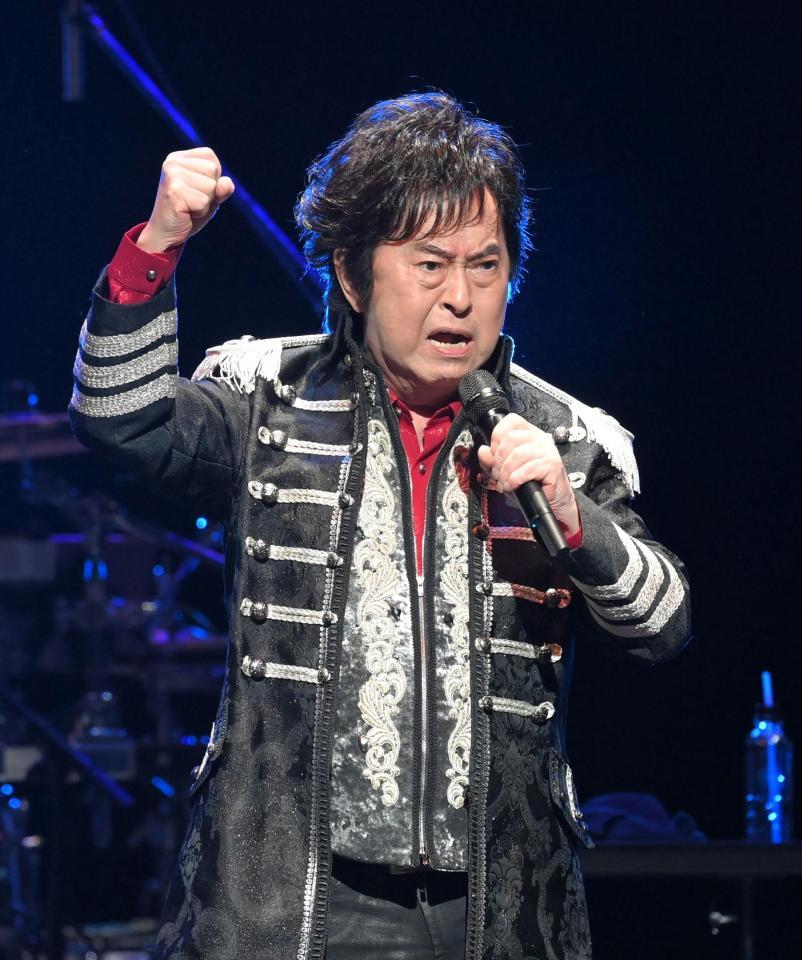 　「マジンガーＺ」を熱唱する水木一郎（撮影・高部洋祐）