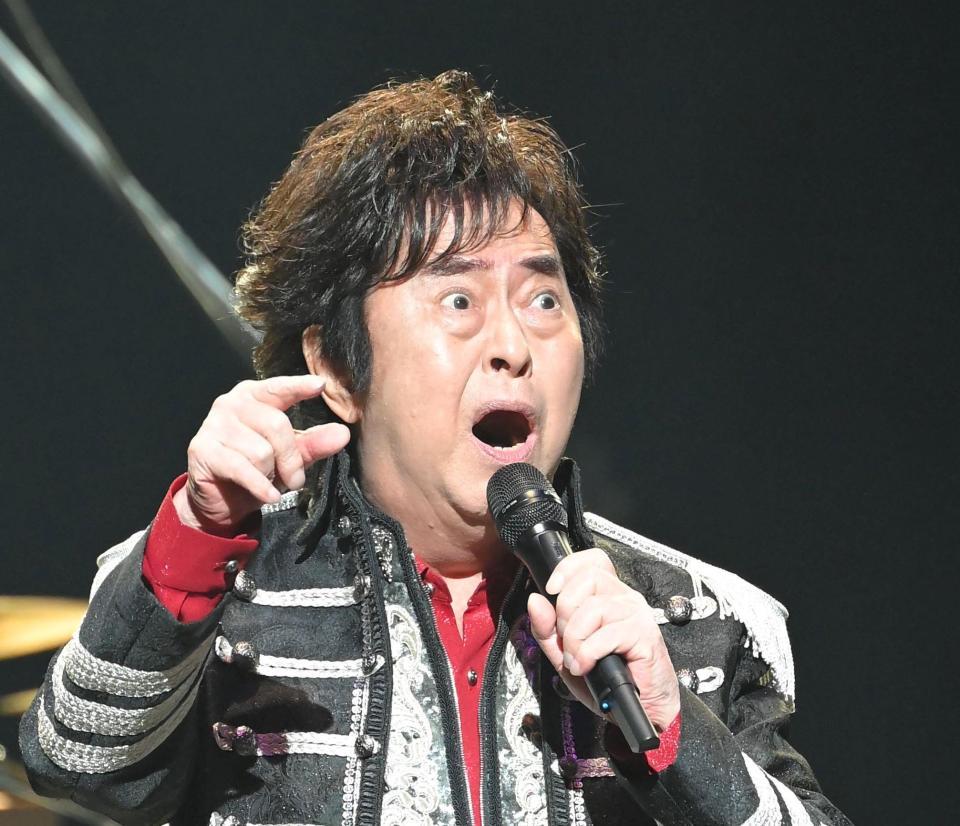 　「マジンガーＺ」を熱唱する水木一郎（撮影・高部洋祐）