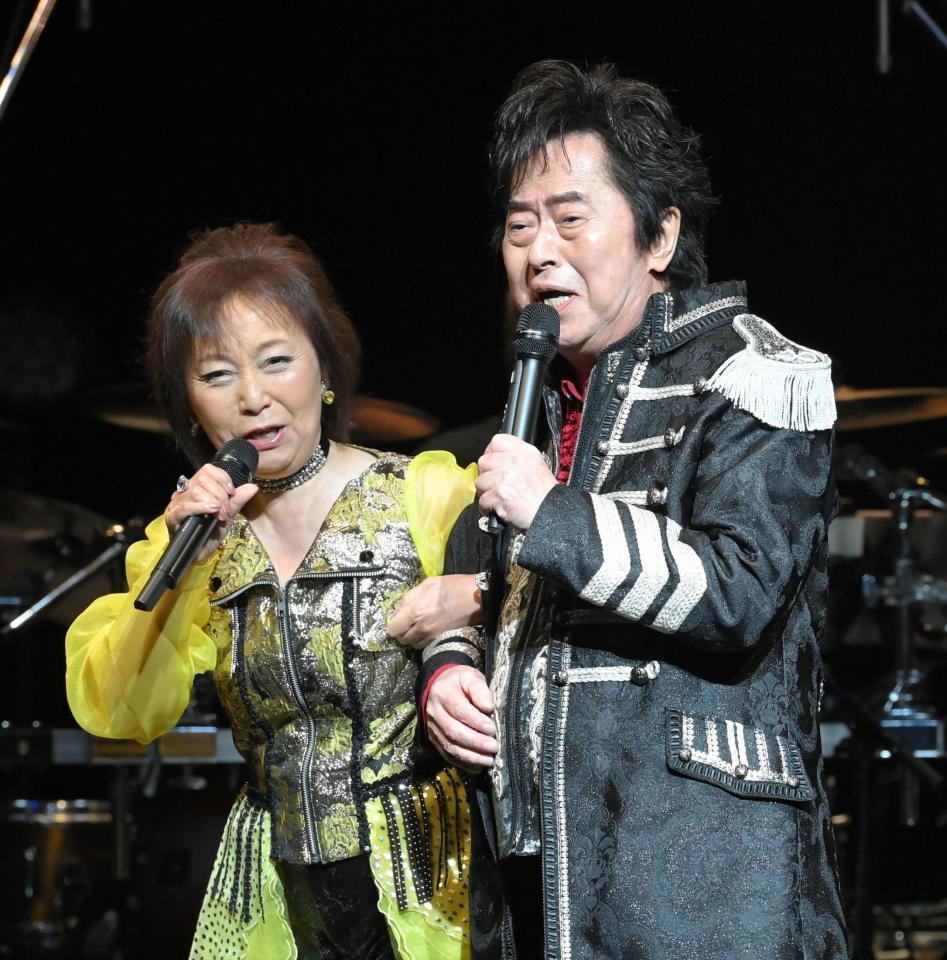 　堀江美都子（左）に腕を組まれて引き揚げる水木一郎（撮影・高部洋祐）