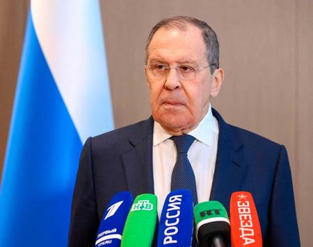 　ウズベキスタン・タシケントで取材に応じるロシアのラブロフ外相（ロシア外務省提供、ロイター＝共同）