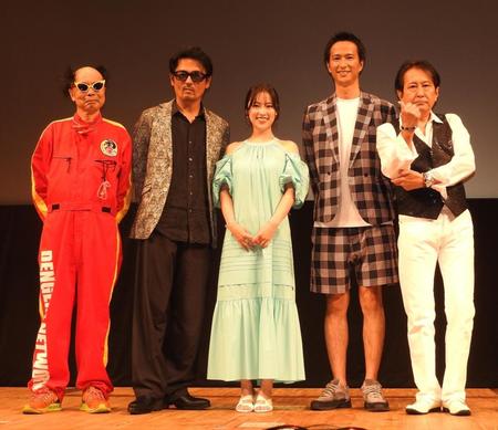 　「ひとつの空」プレミア試写会イベントに登場した（左から）南部虎弾、川本淳市、池上紗理依、秋山真太郎、倉一平＝東京都内