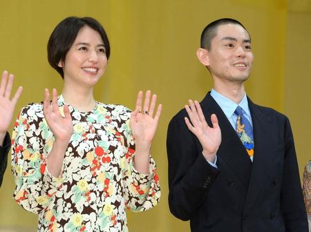 舞台あいさつに登場した菅田将暉（右）と長澤まさみ