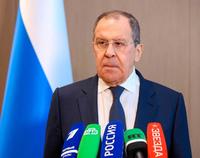 　ウズベキスタン・タシケントで取材に応じるロシアのラブロフ外相（ロシア外務省提供、ロイター＝共同）