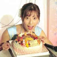 　似顔絵入りの誕生日ケーキで祝福される藤井香愛