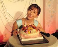 　似顔絵入りの誕生日ケーキで祝福される藤井香愛