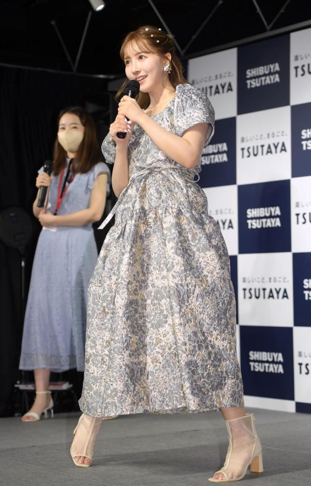 　スタイルブック「Ｍｉｓｓ」出版記念記者会見に登場した三上悠亜＝ＳＨＩＢＵＹＡ　ＴＳＵＴＡＹＡ（撮影・堀内翔）