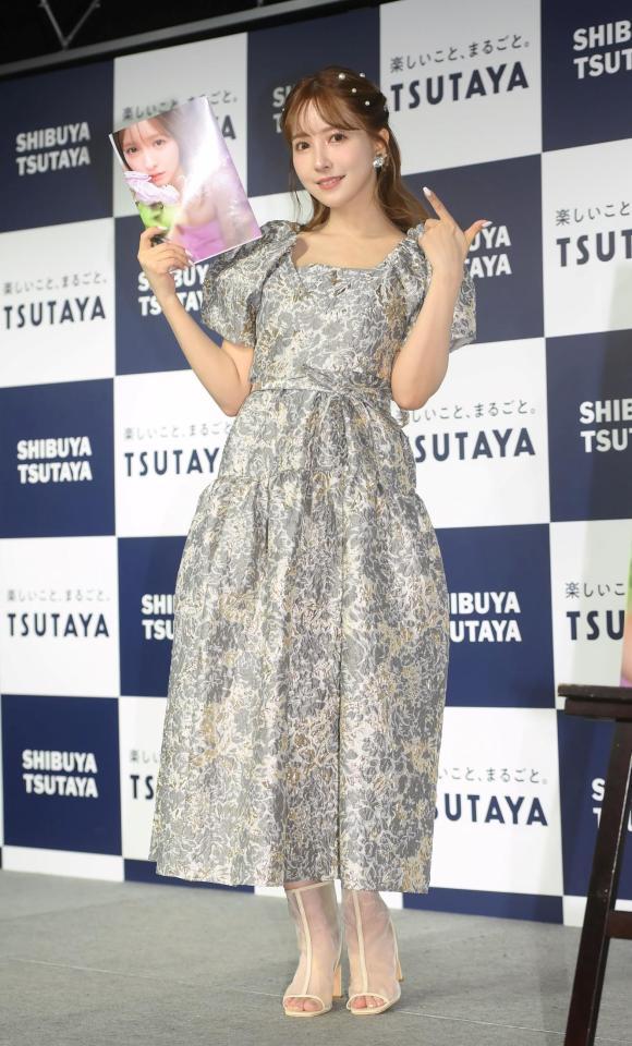 　スタイルブック「Ｍｉｓｓ」出版記念記者会見に登場した三上悠亜＝ＳＨＩＢＵＹＡ　ＴＳＵＴＡＹＡ（撮影・堀内翔）