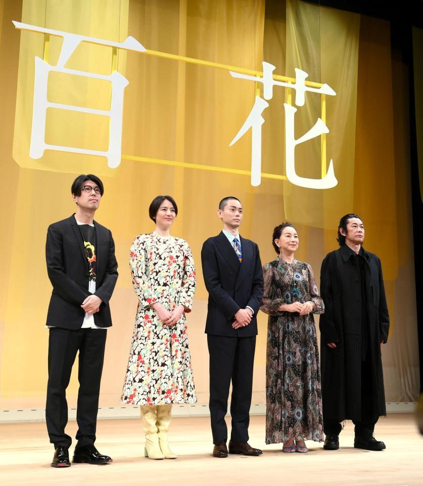 映画「百花」完成披露舞台あいさつに登場した（左から）川村元気監督、長澤まさみ、菅田将暉、原田美枝子、永瀬正敏（撮影・堀内翔）