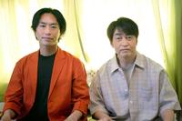 　演技初挑戦の樋口了一（右）と抜てきした古新舜監督