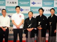　「歌舞伎特別公演」記者発表会に出席した（左から）松井一郎大阪市長、吉村洋文大阪府知事、中村鴈治郎、片岡愛之助、中村壱太郎