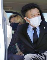 　田口被告を迎えに来たヒカル（左奥）と山田大介弁護士