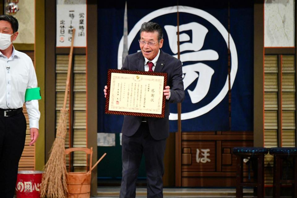 　「大阪府警生活安全部長感謝状」を贈呈され、笑顔を見せる間寛平