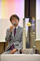 　王座戦のトロフィーを前に、井山裕太王座との対談に臨んだ羽生善治九段＝東京都内