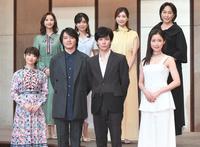 　笑顔の（前列左から）唯月ふうか、濱田龍臣、柿澤勇人、笹本玲奈（後列左から）綺咲愛里、熊谷彩春、夢咲ねね、高島礼子（撮影・金田祐二）