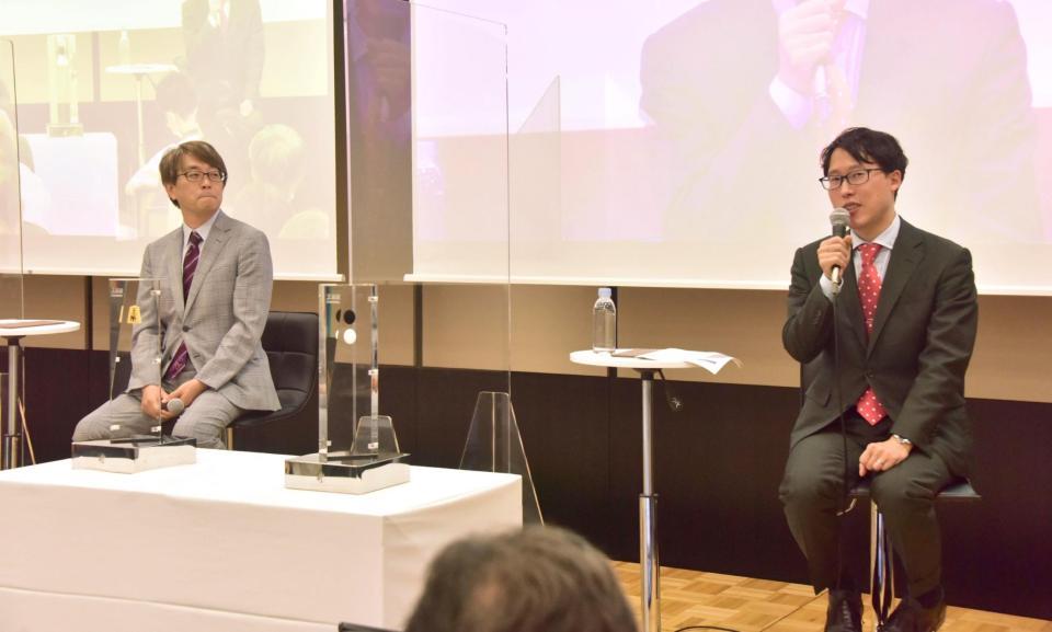 　井山裕太王座（右）との対談に臨んだ羽生善治九段