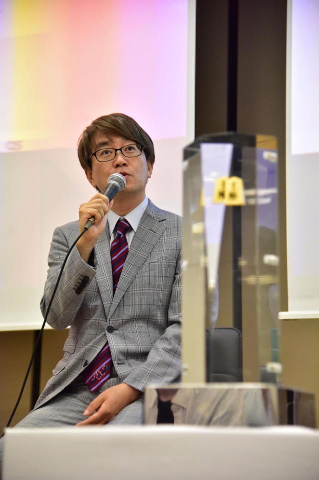 　王座戦のトロフィーを前に、井山裕太王座との対談に臨んだ羽生善治九段＝東京都内