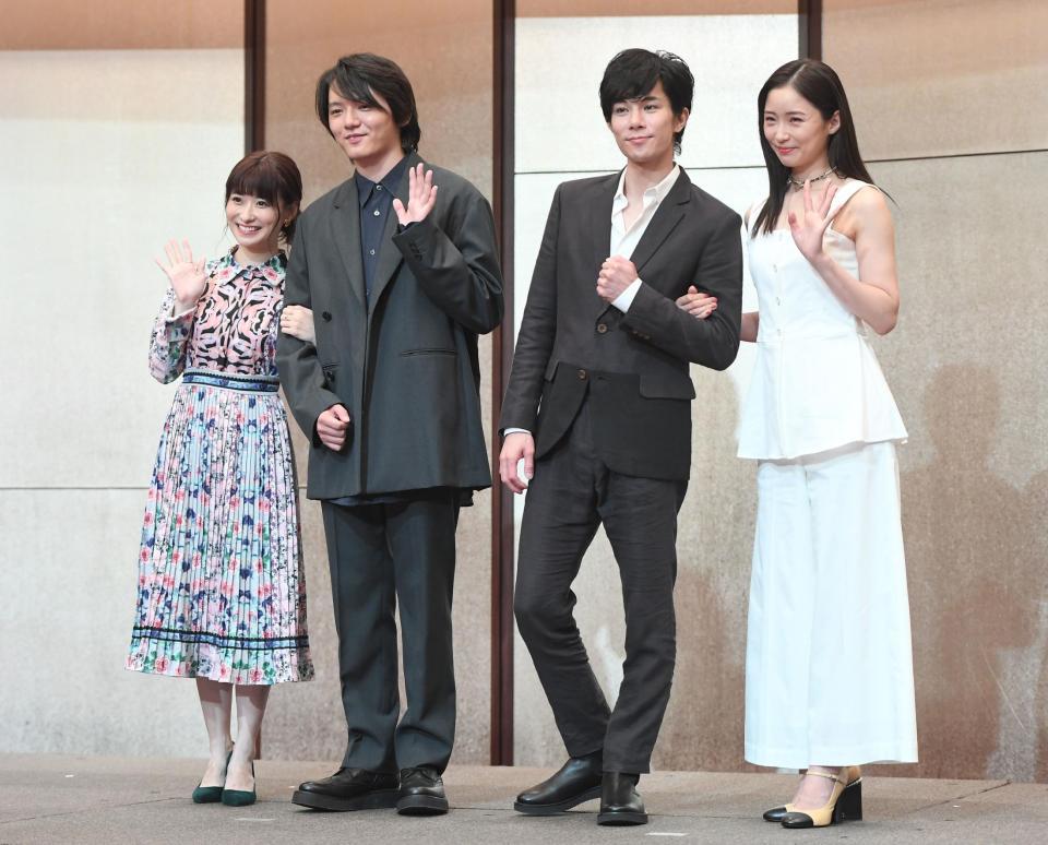 　笑顔でポーズを取る（左から）唯月ふうか、濱田龍臣、柿澤勇人、笹本玲奈（撮影・金田祐二）