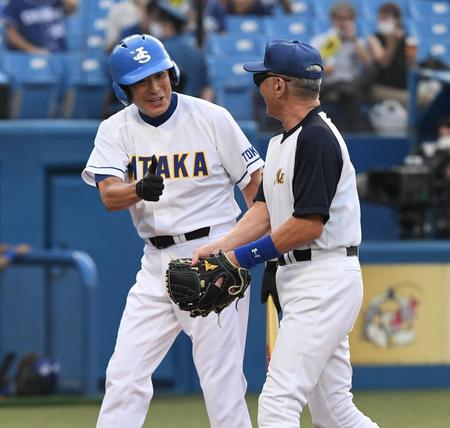 　小沢仁志の投球をたたえる高嶋政宏（撮影・金田祐二）