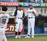 　対決前にポーズをとる高嶋政宏、小沢仁志（撮影・金田祐二）