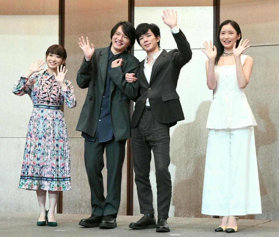 　笑顔で手を振る（左から）唯月ふうか、濱田龍臣、柿澤勇人、笹本玲奈（撮影・金田祐二）