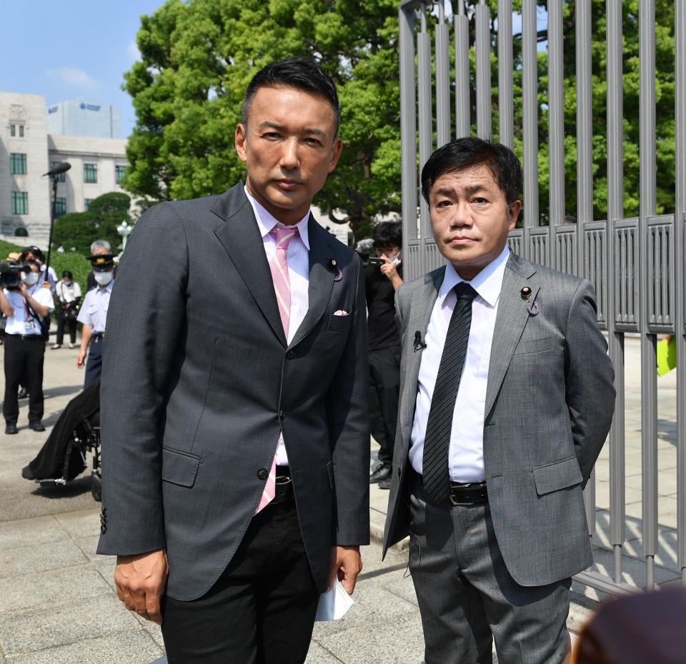 ポーズを決めるれいわ新撰組・山本太郎代表（左）と水道橋博士氏＝国会議事堂（撮影・西岡正）