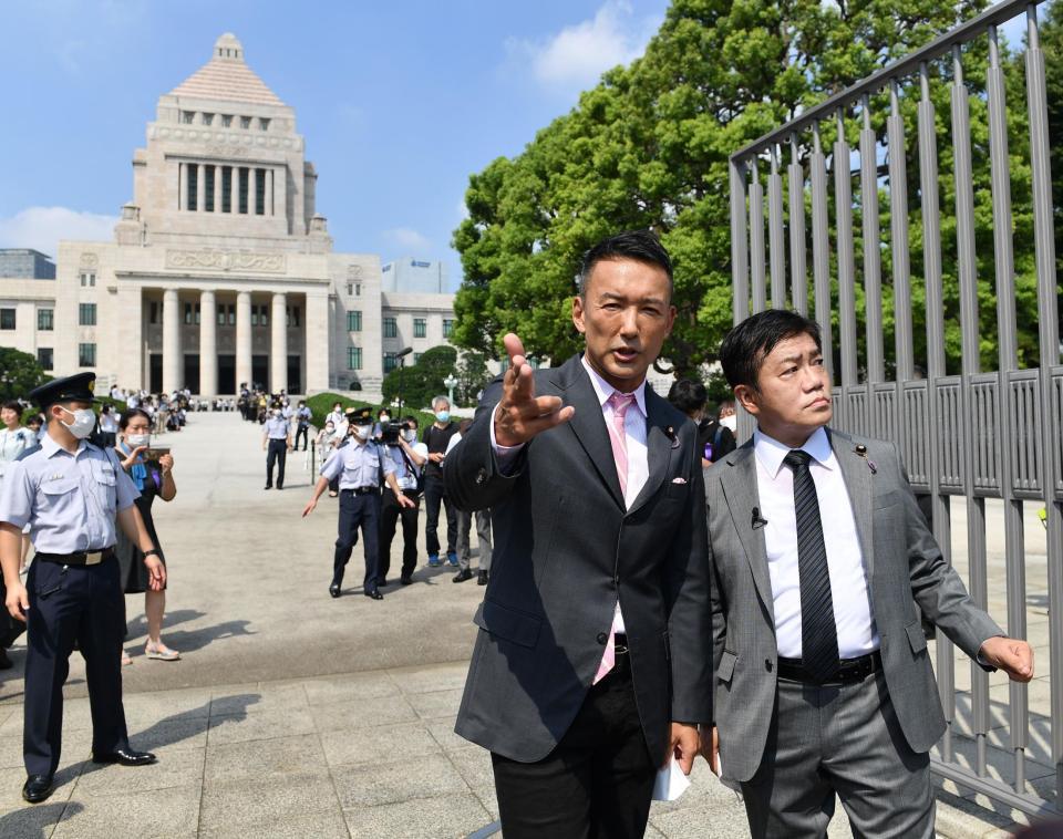 国会議事堂前でポーズを決めるれいわ新撰組・山本太郎代表（左）と水道橋博士氏＝国会議事堂（撮影・西岡正）