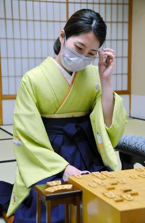 　女流五冠に復帰した里見香奈新清麗（日本将棋連盟提供）