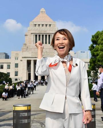 　初登院に笑顔を見せる日本維新の会・松野明美参院議員