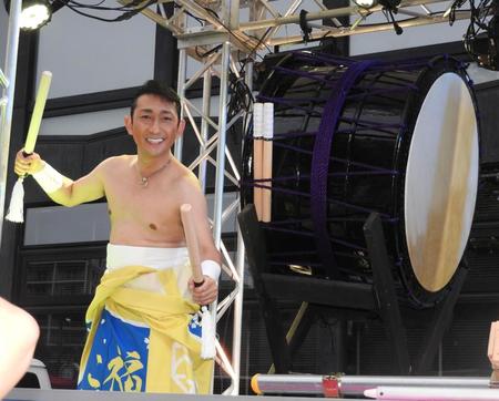 　「さんさ踊り」に参加し、バチを握る福田こうへい