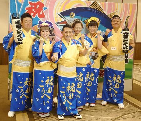 　「盛岡さんさ踊り」に参加した福田こうへい（中央）