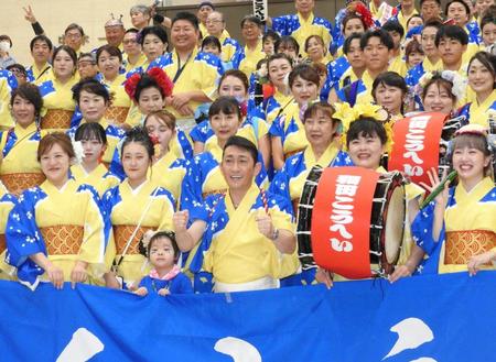 　「チームこうへい」とともに意気込む福田こうへい（中央）