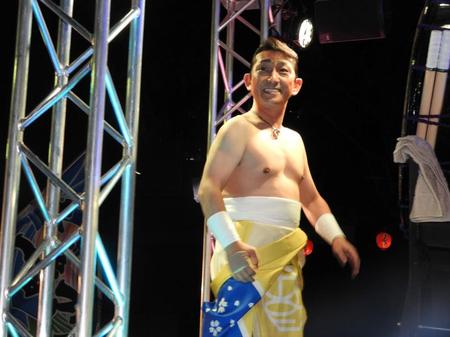 　出発を前に笑顔を見せる福田こうへい