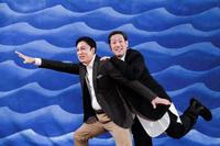 　出演する歌舞伎座「八月納涼歌舞伎」の第二部「安政奇聞佃夜嵐」の泳いで逃げるシーンを再現する松本幸四郎（左）と中村勘九郎