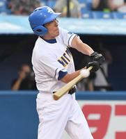 　１球対決で空振りする高嶋政宏