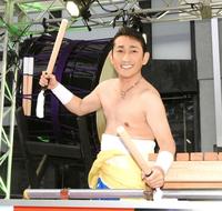 　「さんさ踊り」に参加し、バチを握る福田こうへい