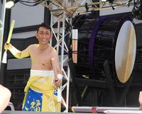 　「さんさ踊り」に参加し、バチを握る福田こうへい