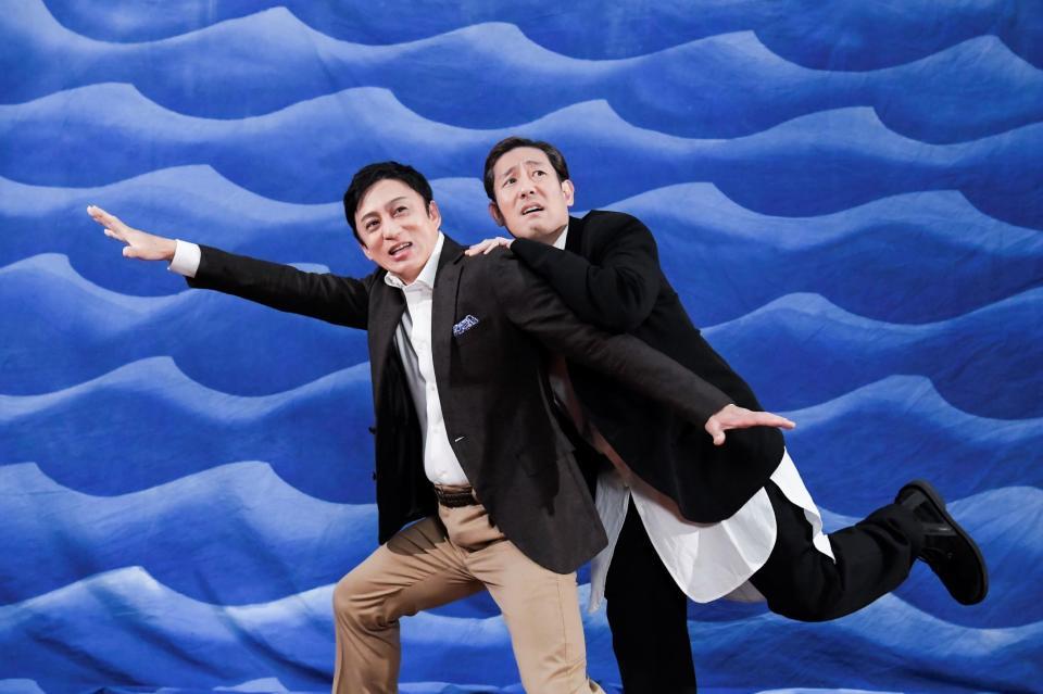 　出演する歌舞伎座「八月納涼歌舞伎」の第二部「安政奇聞佃夜嵐」の泳いで逃げるシーンを再現する松本幸四郎（左）と中村勘九郎