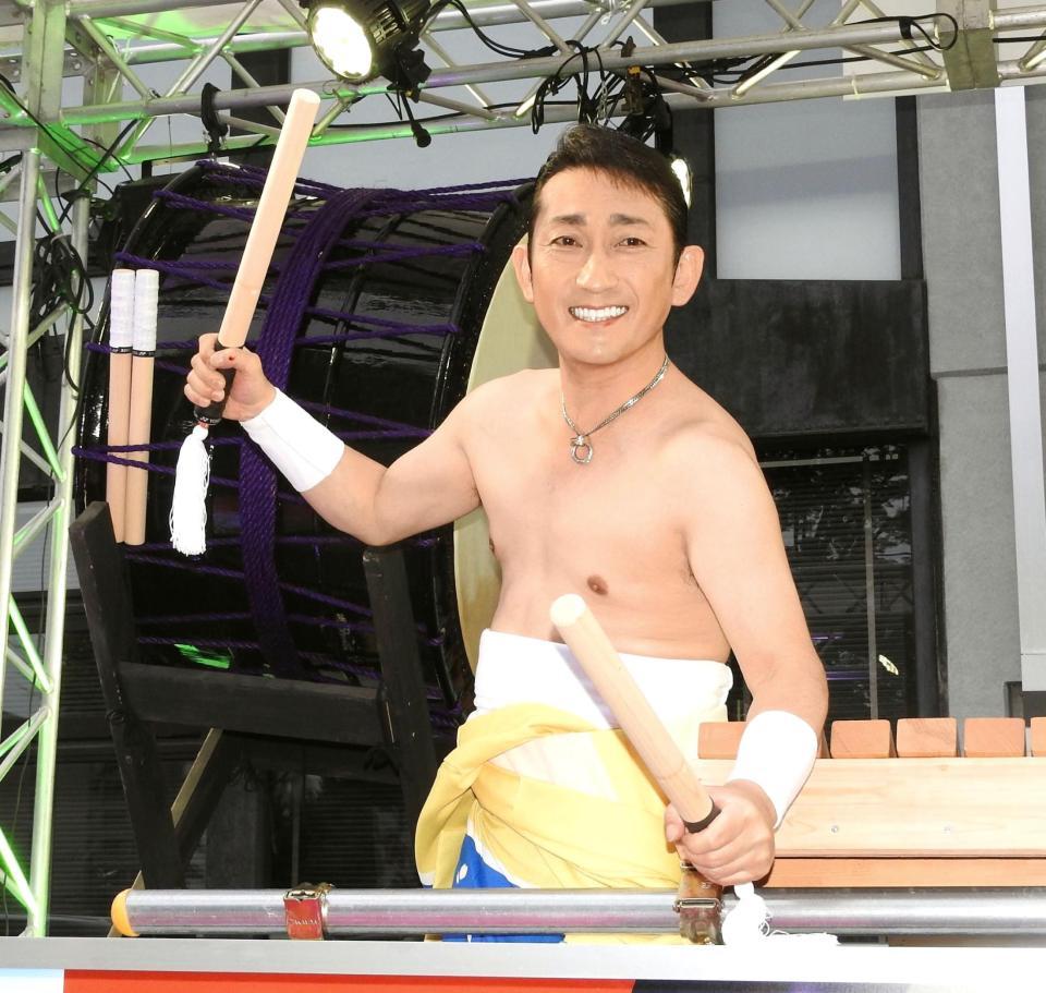 　「さんさ踊り」に参加し、バチを握る福田こうへい