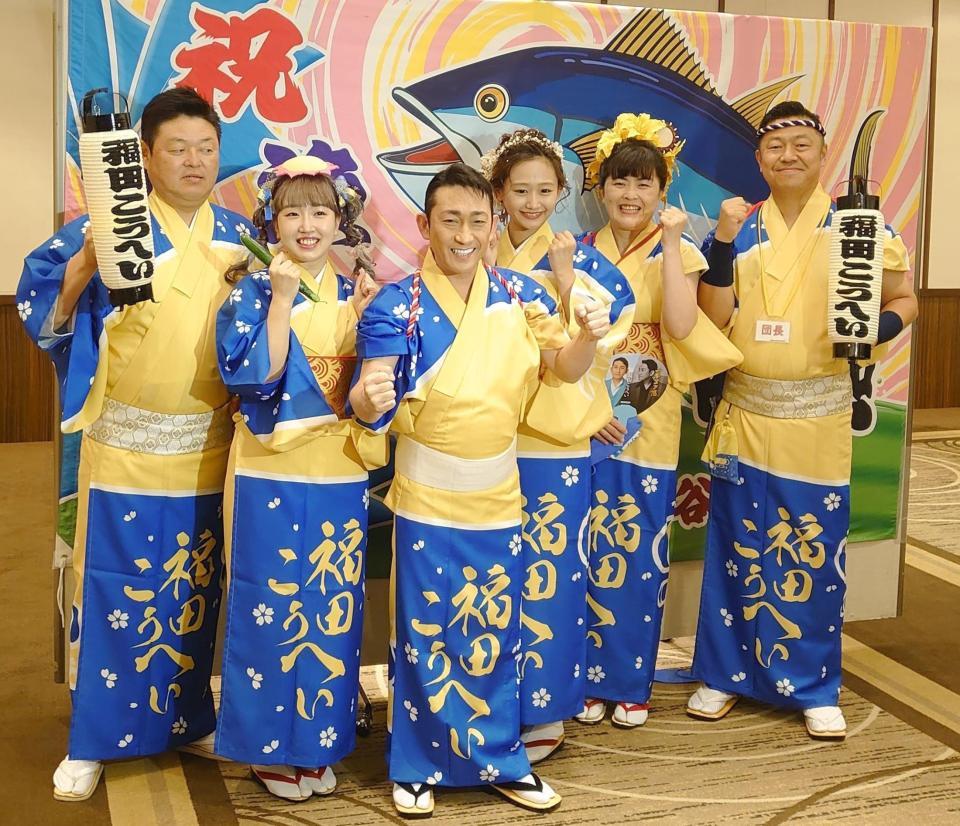 　「盛岡さんさ踊り」に参加した福田こうへい（中央）